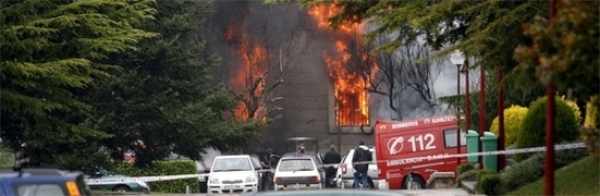 Al menos 21 heridos leves al explotar un coche bomba frente a la Universidad de Navarra