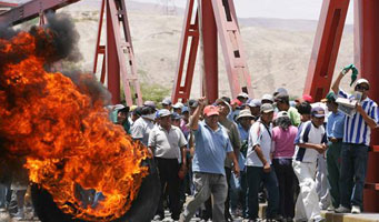 Manifestaciones en Perú demandan mayor inversión social