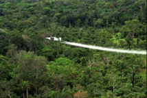 Un avión fumigando con glifosato en Colombia antes de la prohibición