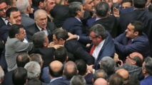 Diputados turcos peleándose en el parlamento Diputados turcos peleándose en el parlamento