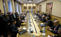 La mesa de negociaciones en Ginebra, Suiza. La mesa de negociaciones en Ginebra, Suiza.