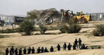 Policías israelíes vigilan mientras una excavadora destruye una casa de unos palestinos Policías israelíes vigilan mientras una excavadora destruye una casa de unos palestinos