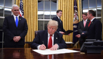 Trump firmando su primer decreto limitando la reforma sanitaria de Obama Trump firmando su primer decreto limitando la reforma sanitaria de Obama