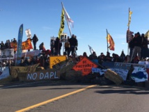 Manifestantes bloqueando una carretera protestando contra el paso del oleoducto por sus tierras