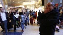 Gente protesta contra las medidas en el aeropuerto de Los Ángeles