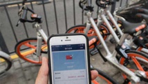 Un chino usa la aplicación mobike