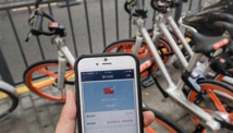 Un chino usa la aplicación mobike Un chino usa la aplicación mobike