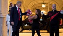 Trump recoge unas flores