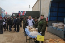 Los rusos distribuyendo alimentos en Alepo Los rusos distribuyendo alimentos en Alepo