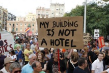 Manifestantes contra Airbnb en Barcelona