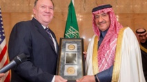 Mohamed Ben Nayef Bin Abdulasis As Saud, a la derecha, al recibir la medalla. Mohamed Ben Nayef Bin Abdulasis As Saud, a la derecha, al recibir la medalla.