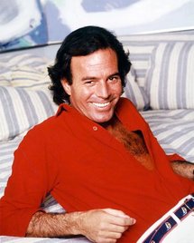  Julio Iglesias sigue viviendo su "pasión" por la música a los 65 años