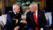H.R. McMaster-a la izquierda-y Donald Trump H.R. McMaster-a la izquierda-y Donald Trump