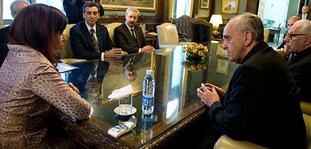 Acercamiento entre el Gobierno y la Iglesia: Cristina recibió a Bergoglio Acercamiento entre el Gobierno y la Iglesia: Cristina recibió a Bergoglio
