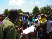 Un funcionario sursudanés lee los nombres de los que pueden recibir ayuda Un funcionario sursudanés lee los nombres de los que pueden recibir ayuda