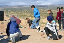 Unos niños juegan en un taller del teatro de la montaña Unos niños juegan en un taller del teatro de la montaña