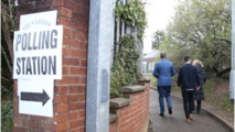 Gente yendo a votar