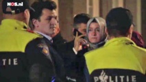 La ministra turca Fatma Betül Sayan Kaya con los policías holandeses