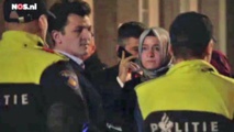 La ministra turca Fatma Betül Sayan Kaya con los policías holandeses La ministra turca Fatma Betül Sayan Kaya con los policías holandeses