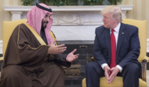 Mohamed Bin Salman-a la izquierda-con Donald Trump