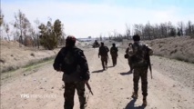 Milicianos kurdos sirios cerca de la presa de Tabaqa en una foto de las YPG
