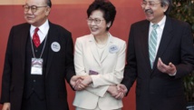 Carrie Lam, en el centro, entre los otros dos candidatos.