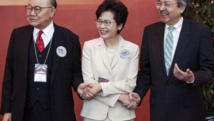 Carrie Lam, en el centro, entre los otros dos candidatos. Carrie Lam, en el centro, entre los otros dos candidatos.