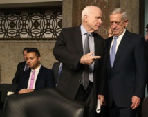 El  senador republicano John McCain-en el centro-y James Mattis, a la derecha.