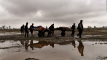 Habitantes de Mosul se llevan cadáveres de sus familiares