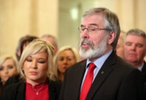 Los dirigentes del Sinn Fein Michelle O'Neill-a la izquierda-y Gerry Adams