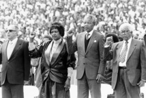 De izquierda a derecha Ahmed Kathrada, Winnie Madikizela-Mandela, Nelson Mandela y Walter Sisulu