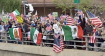 Manifestantes defendiendo los derechos de los inmigrantes