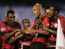 Hinchas de Flamengo lanzan camisetas 