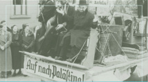 Un camión que lleva a judíos con un cartel donde se lee "¡A Palestina!" en Alemania en los años 1930 Un camión que lleva a judíos con un cartel donde se lee "¡A Palestina!" en Alemania en los años 1930