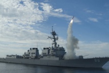 Un barco de guerra estadounidense disparando un misil Un barco de guerra estadounidense disparando un misil
