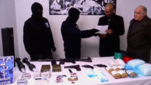 Miembros de ETA entregando armas Miembros de ETA entregando armas