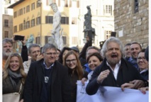 Beppe Grillo-a la derecha-.