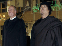 Gaddafi recibe al Rey ante su residencia bombardeada por Reagan Gaddafi recibe al Rey ante su residencia bombardeada por Reagan