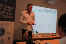 Marco Simeoni dando una charla Marco Simeoni dando una charla