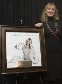 Ainhoa Arteta recibe el disco de platino en Nueva York por 'La vida'