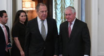 Serguei Lavrov-al centro-y Rex Tillerson