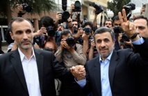 Hamid Baghaie-a la izquierda-y Mahmud Ahmadiniyad al llegar al ministerio del interior para inscribirse