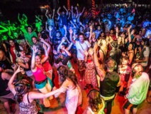 Fiesta silenciosa en Goa donde todos llevan auriculares para evitar la prohibición Fiesta silenciosa en Goa donde todos llevan auriculares para evitar la prohibición