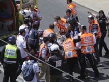 Los enfermeros atienden a un herido