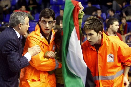 Varios espontáneos con banderas palestinas interrumpen el Barça-Maccabi