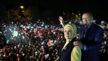 Erdogan y su esposa Emine celebrando los resultados