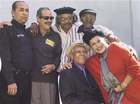 Cachaíto López, primero por la izquierda, con sus compañeros músicos Cachaíto López, primero por la izquierda, con sus compañeros músicos