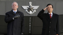 Jim Mattis-a la izquierda-en Corea