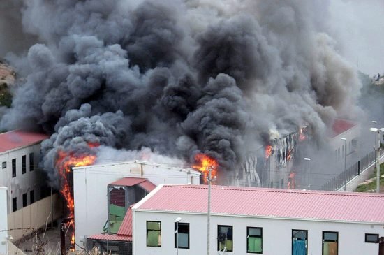 Revuelta en centro de inmigrantes de Lampedusa acaba en incendio