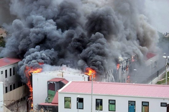 Revuelta en centro de inmigrantes de Lampedusa acaba en incendio Revuelta en centro de inmigrantes de Lampedusa acaba en incendio
